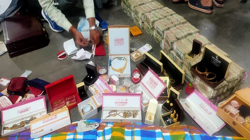 Cash worth Rs 2.20 crore seized from car in Howrah, diamonds and gold ornaments also recovered