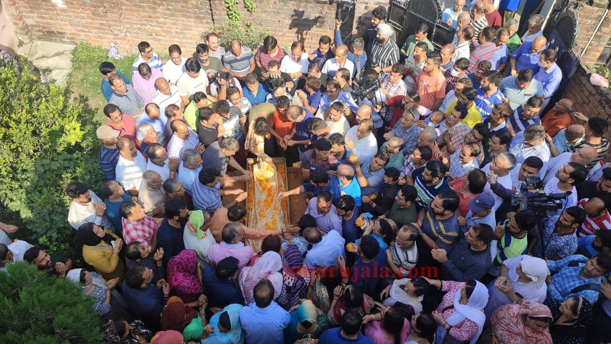 target killing kashmir shopian kashmiri pandit puran bhatt Funeral held in Jammu Bantalab
