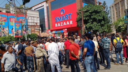 several traders organizations protest against opening of Reliance store in Jammu city