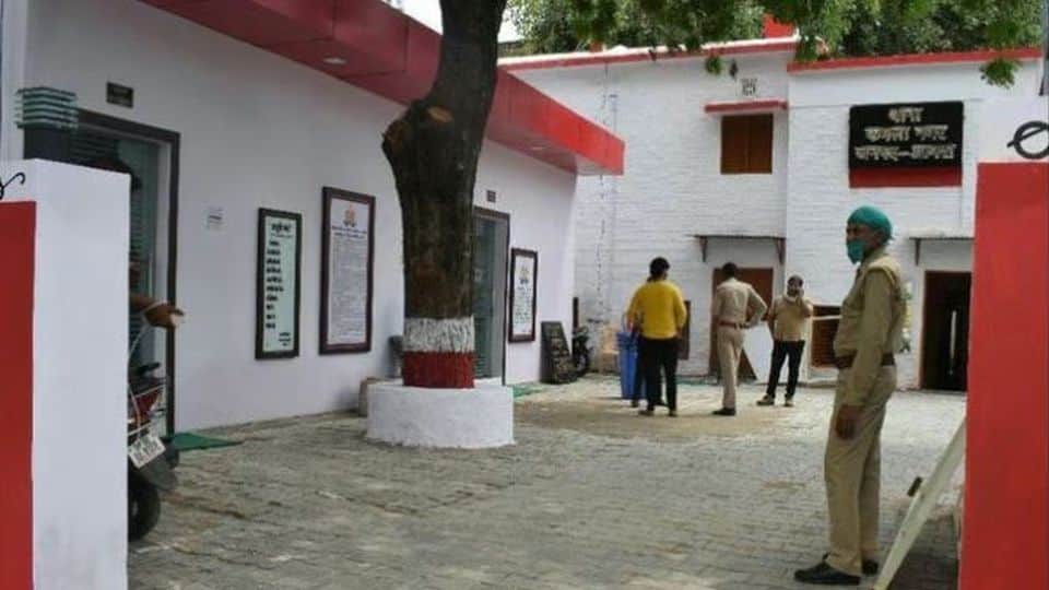 dispute over the ownership of the African parrot reached the police commissioner in Agra