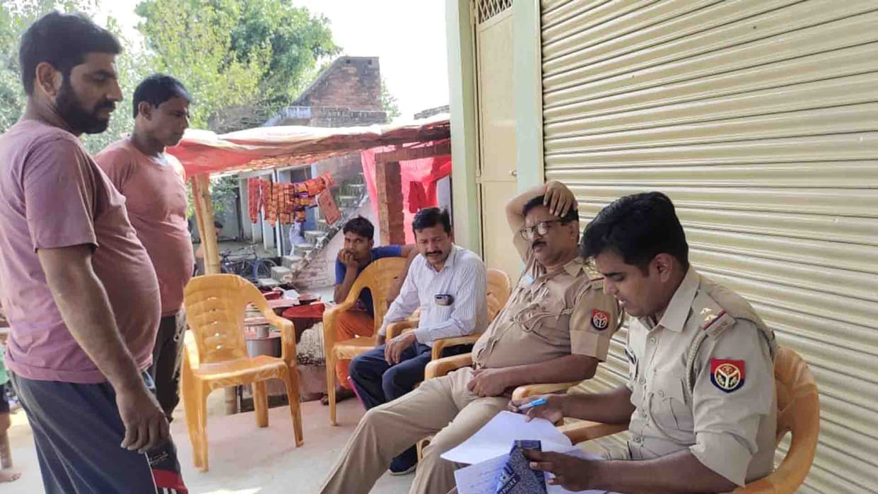 Farrukhabad News: Dead body of youth found on roadside