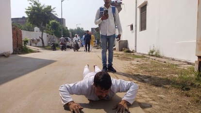 नेताजी को श्रद्धांजलि देने देवरिया से दंडवत होकर आया युवक