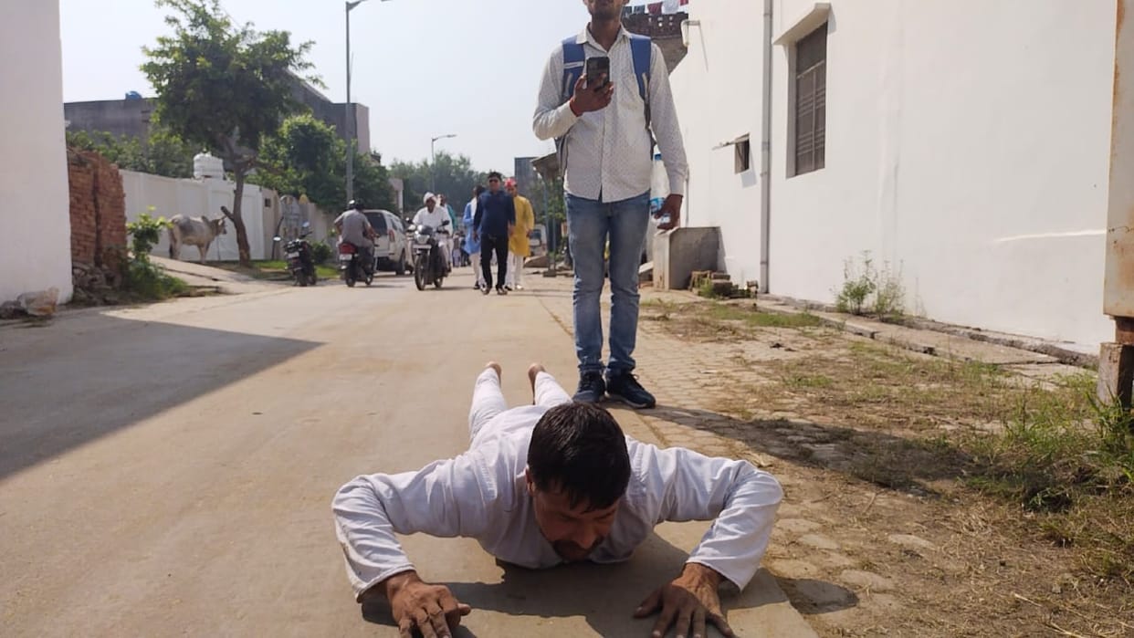 Unique tribute to Netaji Mulayam Singh Yadav, young man reached Saifai after bowing down from Deoria