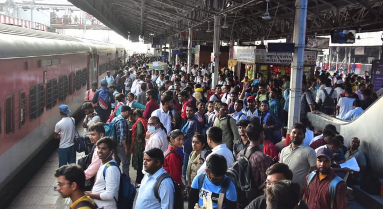 Home-going people gathered at the station on Diwali, Railways ran eight special trains