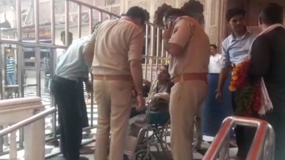 Banke Bihari Temple condition of woman deteriorated due to pressure of crowd in Banke Bihari temple Mathura