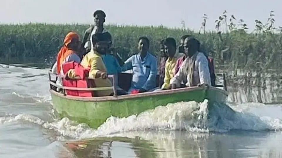 boat accident of MLA Ajay Singh who was going to deliver relief material to the flood victims in basti