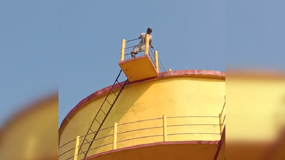 Husband climbed into the water tank to call his wife in Deoria