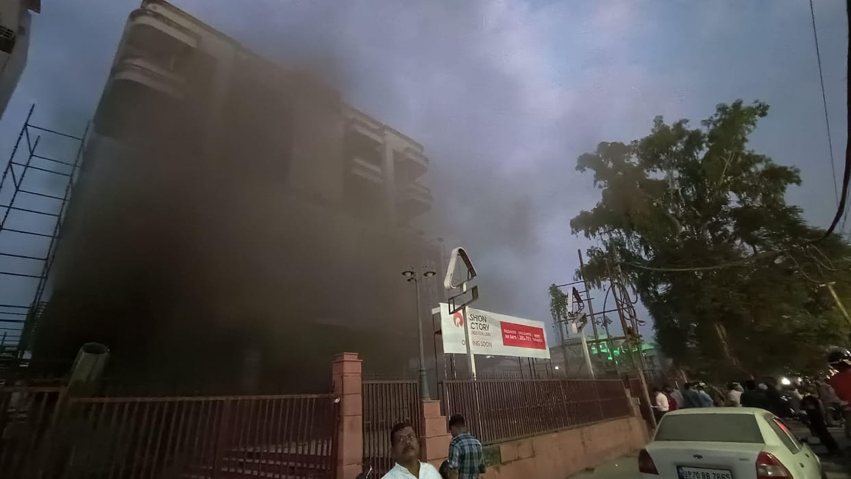 Massive fire in Fashion Mall six people rescued, smoke spread