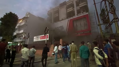 Massive fire in Fashion Mall six people rescued, smoke spread