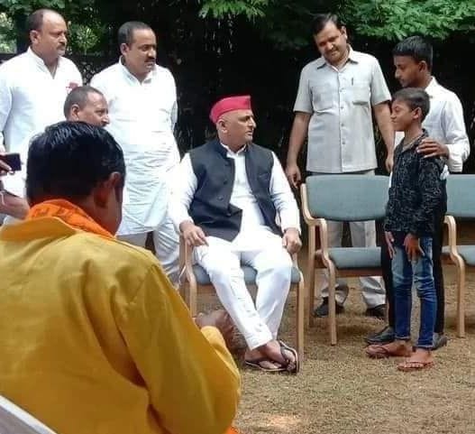 akhilesh yadav offered help, navratan humbly denyed and told  i need your blessing only