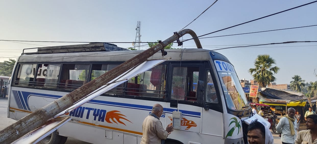 Electric pole fell on the bus, the passengers narrowly escaped
