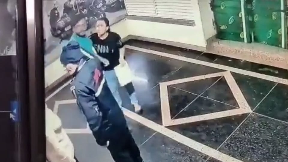 young man brutally beat up guard in Paradise Society of Rajnagar Extension Ghaziabad