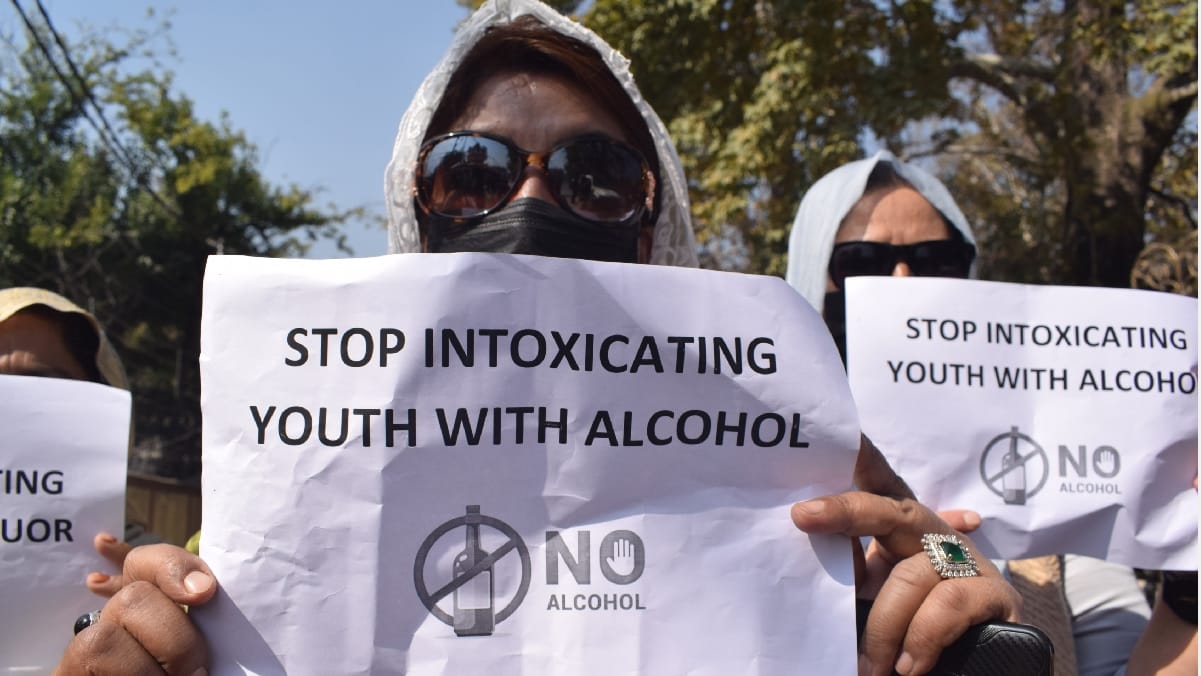srinagar protest on decision to sell beer in departmental stores