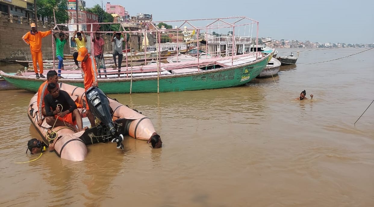 Four tourists from Andhra Pradesh drowned in ganga in varanasi during bathing  search for two continues