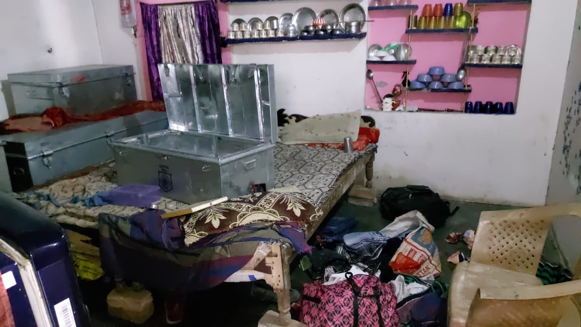 The robbery of 1.60 lakh took the family hostage
