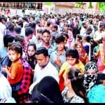 ताजमहल के पश्चिमी गेट पर पर्यटकों की भीड़