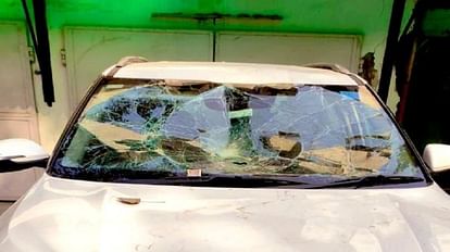 हमले में टूटी स्वाति मालीवाल के घर पर खड़ी गाड़ी