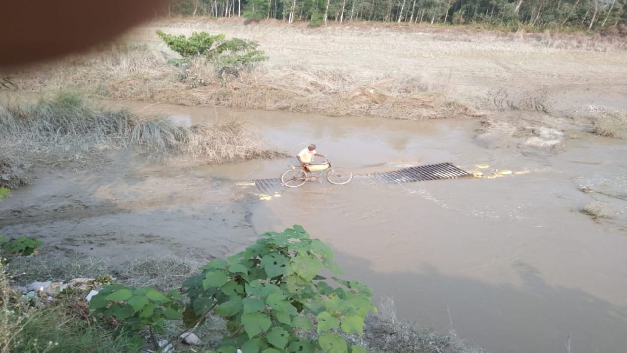 Rampur News Temporary bridge of Ghugha river submerged in Abbas Nagar