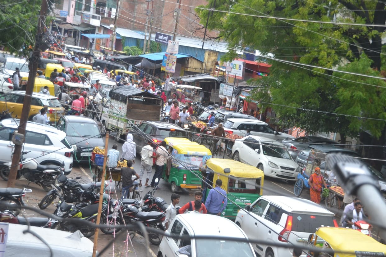 Kanpur Dehat : PET examinees came out from four colleges simultaneously, there was a jam in Akbarpur