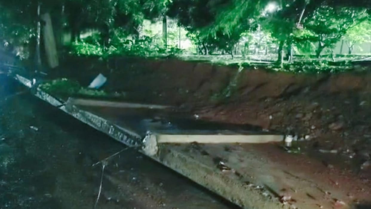 Chhattisgarh wall of the PWD minister s bungalow fell due to rain