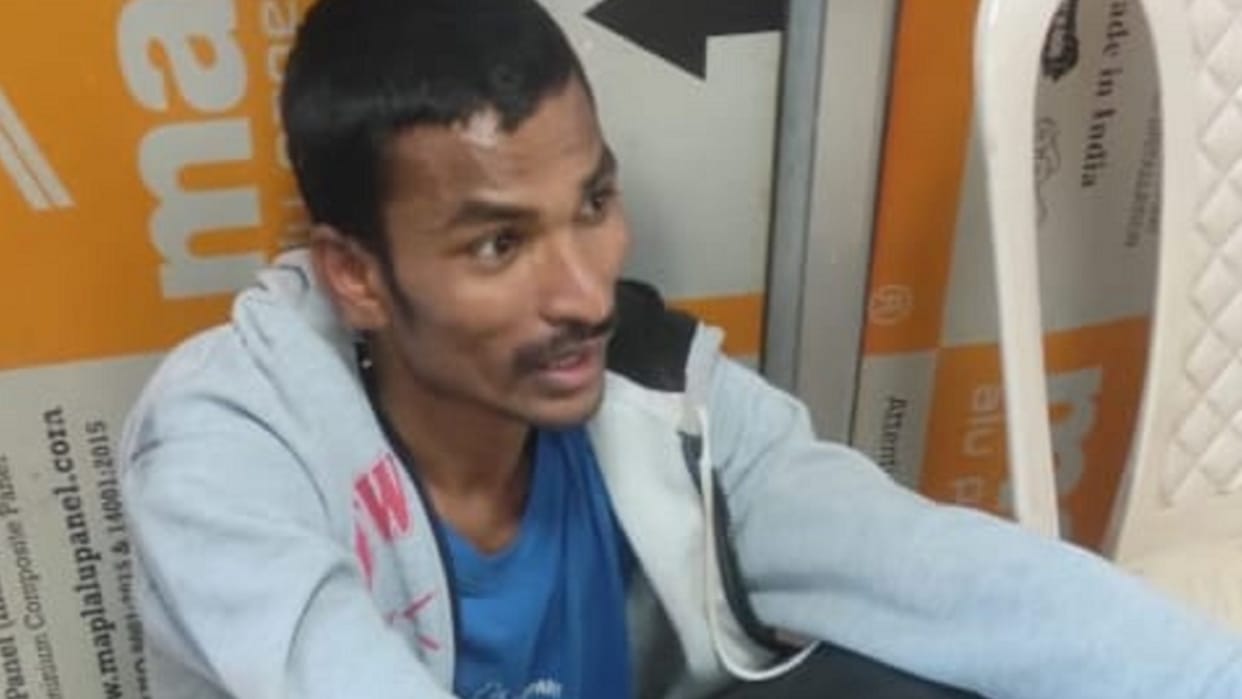 jawans caught prisoner running away from hospital in jagdalpur