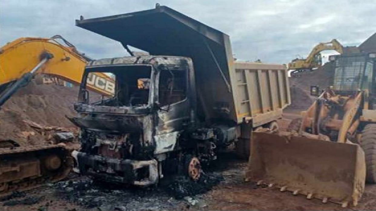 chhattisgarh naxalites set fire to six vehicles in kanker
