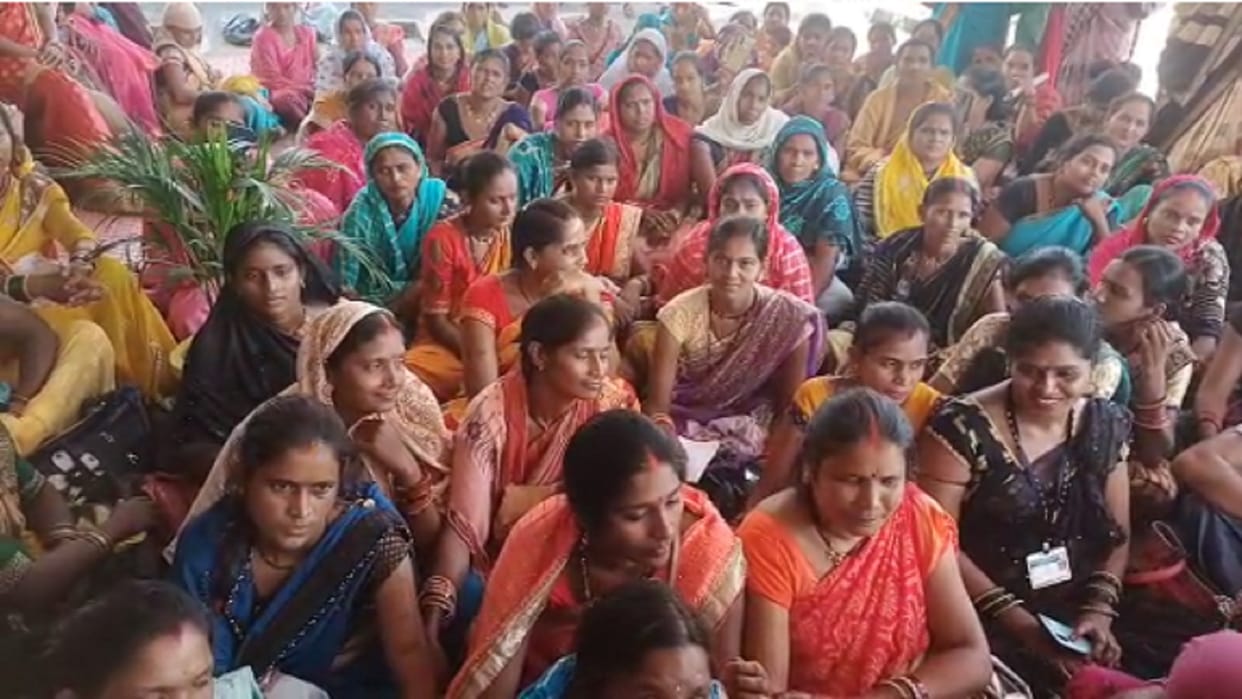 bihaan women protest in kawardha collectorate due to non-receipt of honorarium