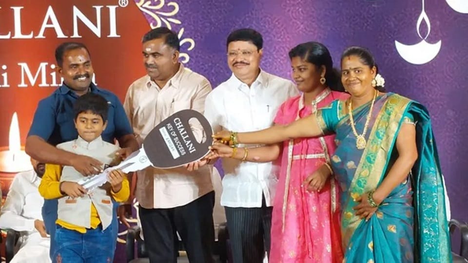 Chennai Businessman Chalani Jwellers Jayanthi Lal Chayanthi Gives Cars, Bikes To Staff As Diwali Gift