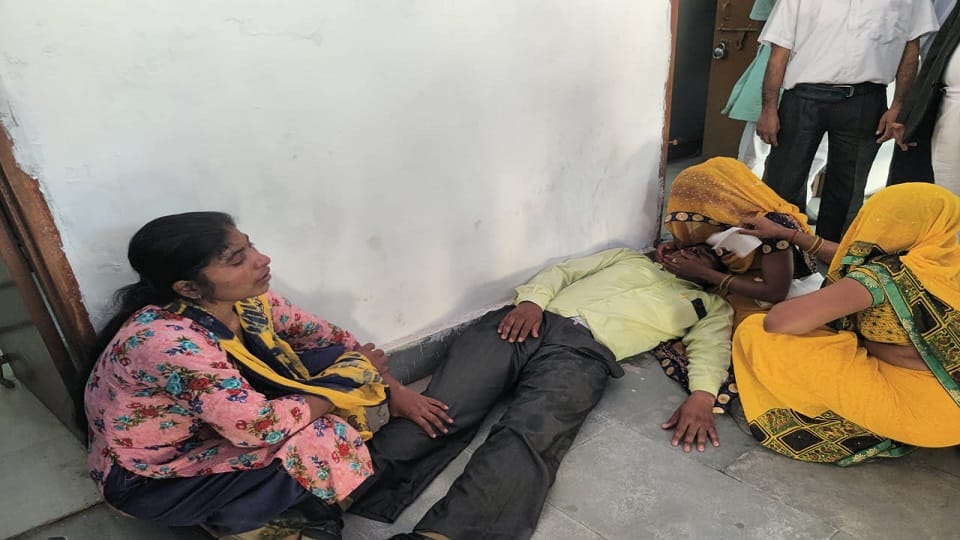 Brother and sister beating in front of SDM court etah crime news