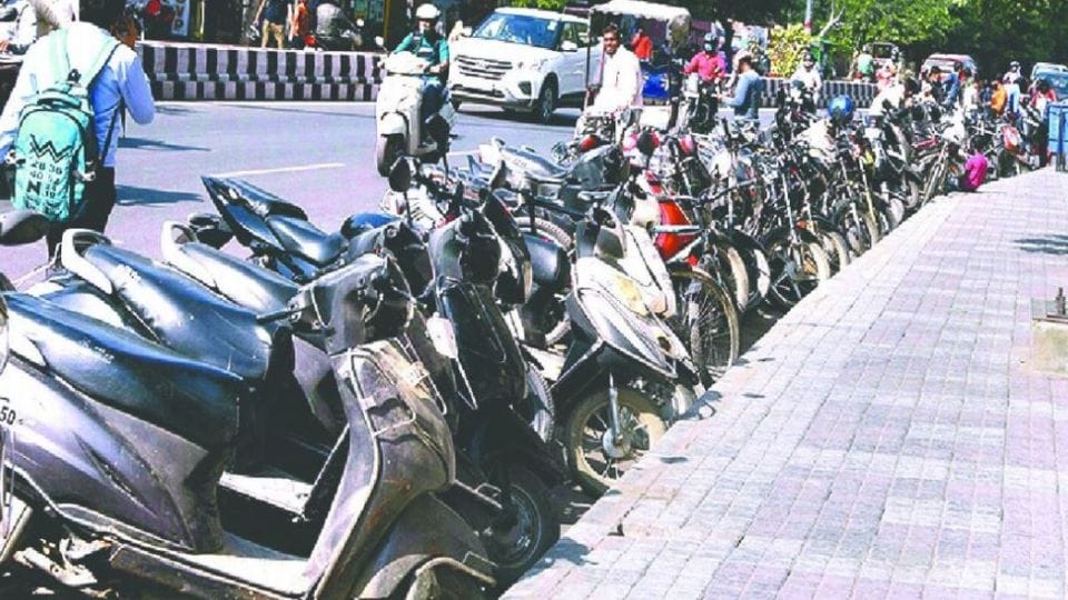 Police will charge fine for park car on MG Road in Agra