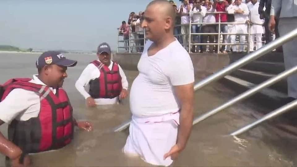 Mulayam's ashes flowed in Ganga: Akhilesh carried ashes in Haridwar, see photos