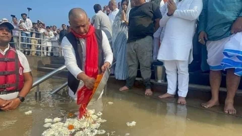 Mulayam's ashes flowed in Ganga: Akhilesh carried ashes in Haridwar, see photos
