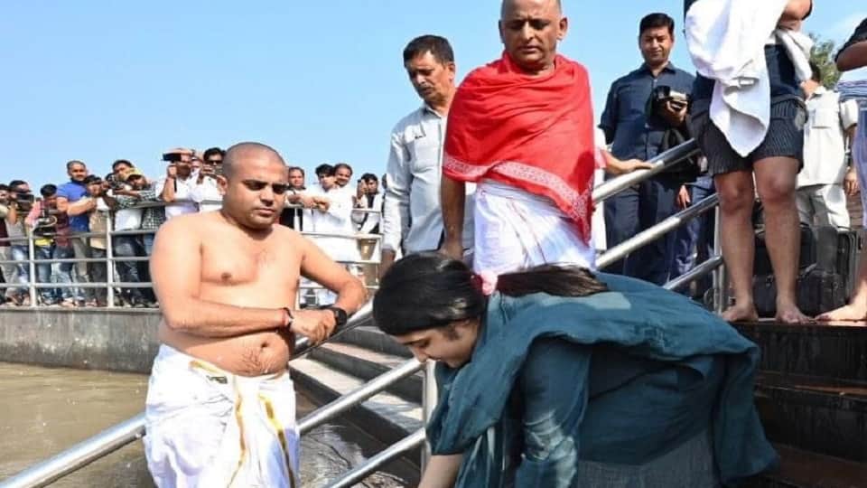 Mulayam's ashes flowed in Ganga: Akhilesh carried ashes in Haridwar, see photos
