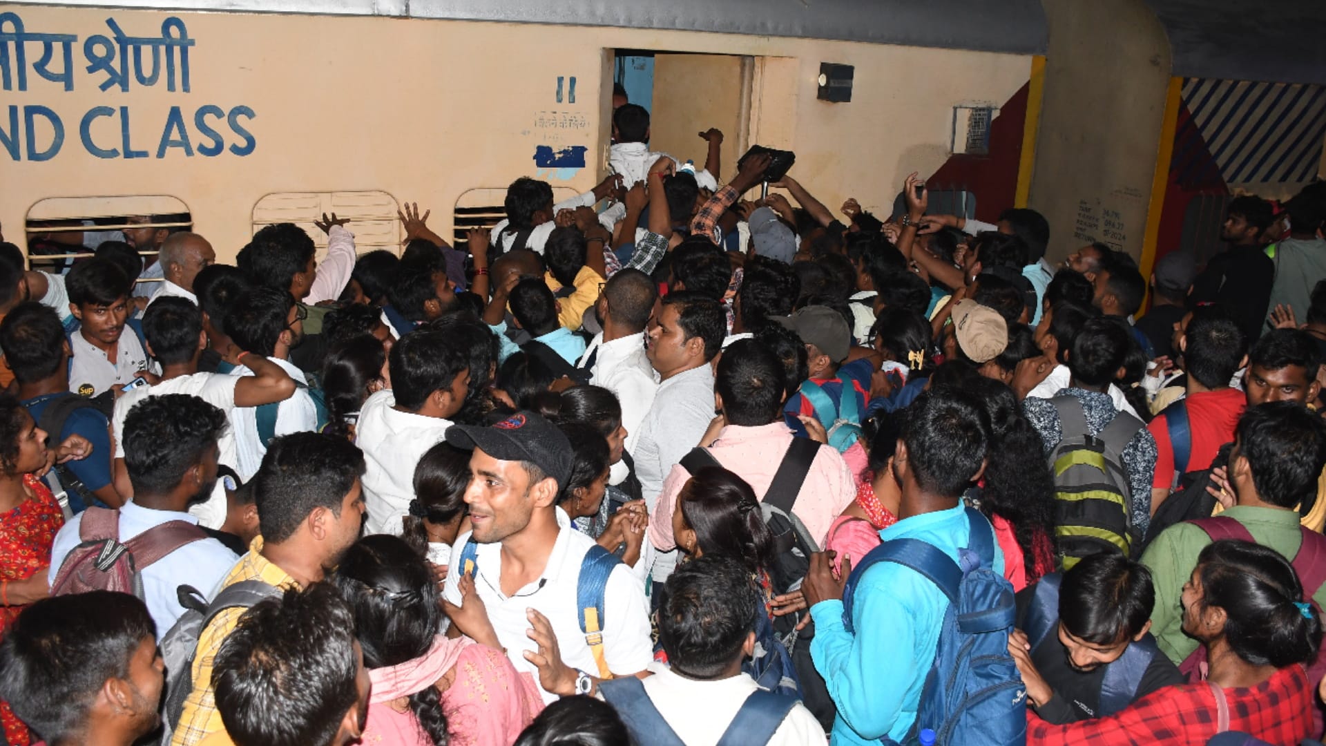 pet exam crowd of candidates gathered at railway station and bus stand in Gorakhpur
