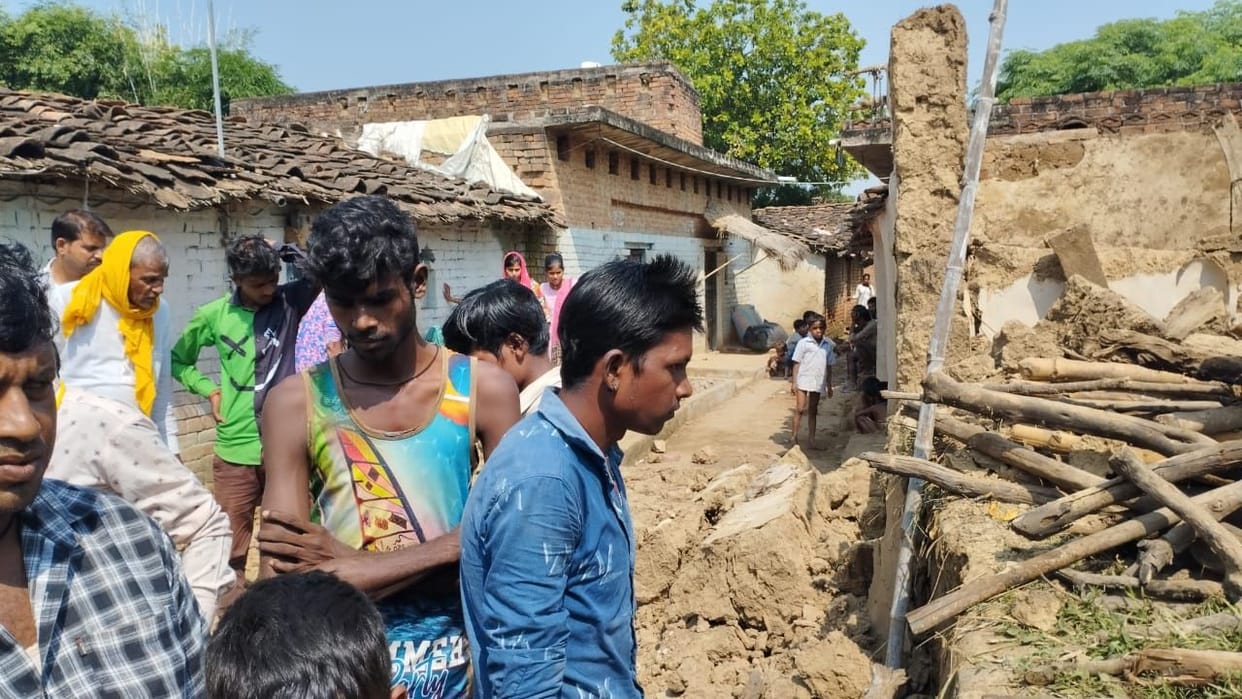 Banda: Neighbor's wall collapsed, youth dies after being buried under rubble