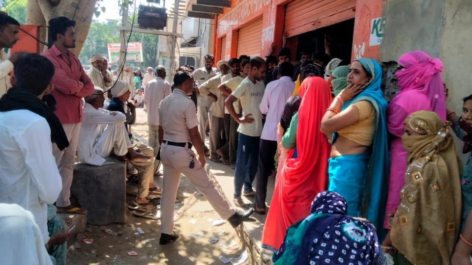 DAP fertilizer being distributed under police guard in Mahendragarh