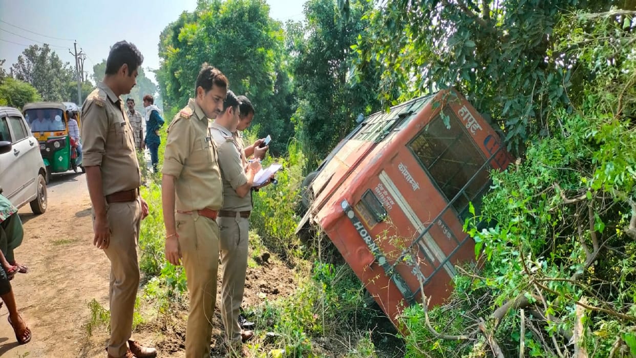 Roadways bus falls into a drain on Modinagar Hapur road a dozen passengers injured