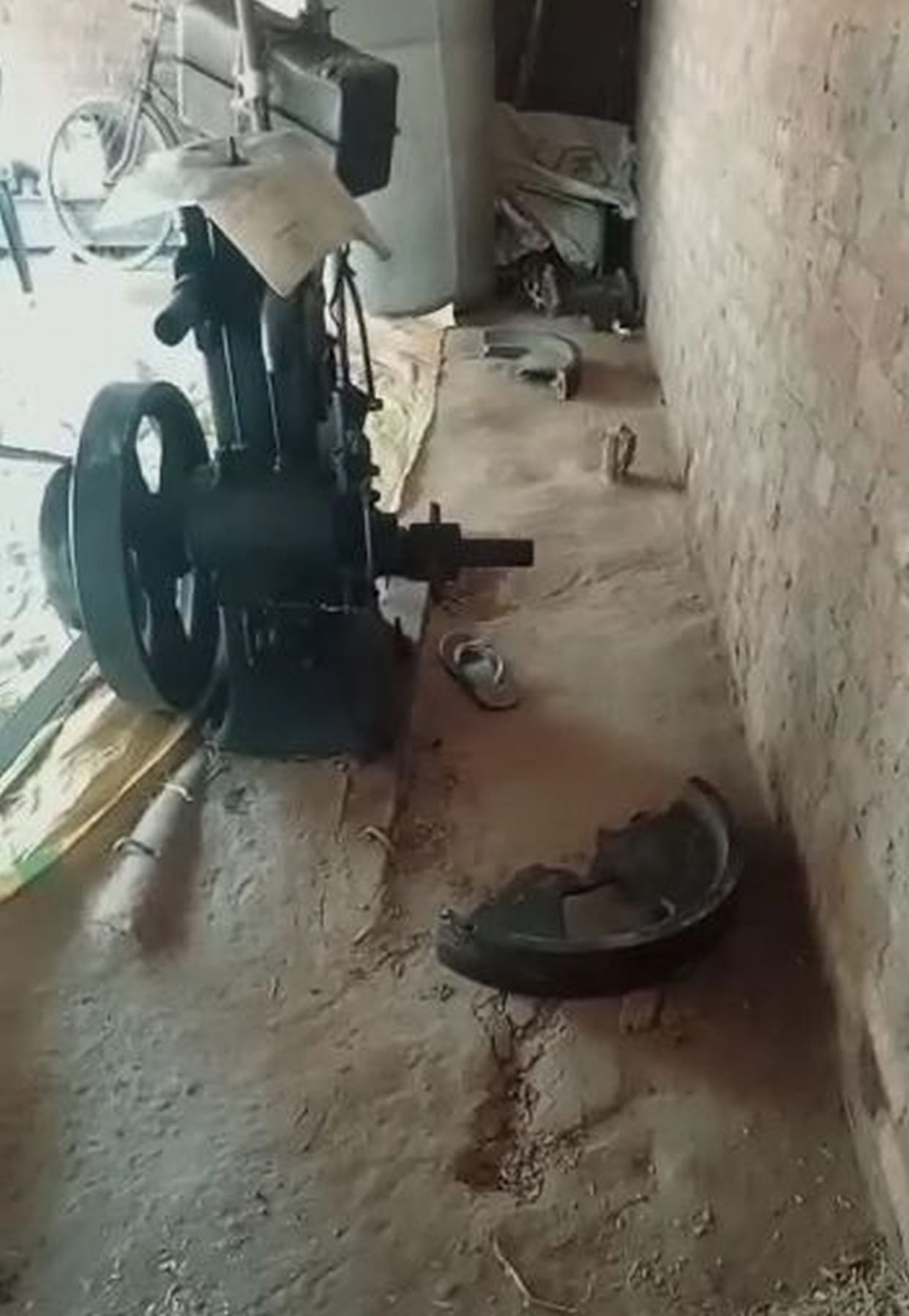 Engine wheel broke while cutting fodder, farmer died