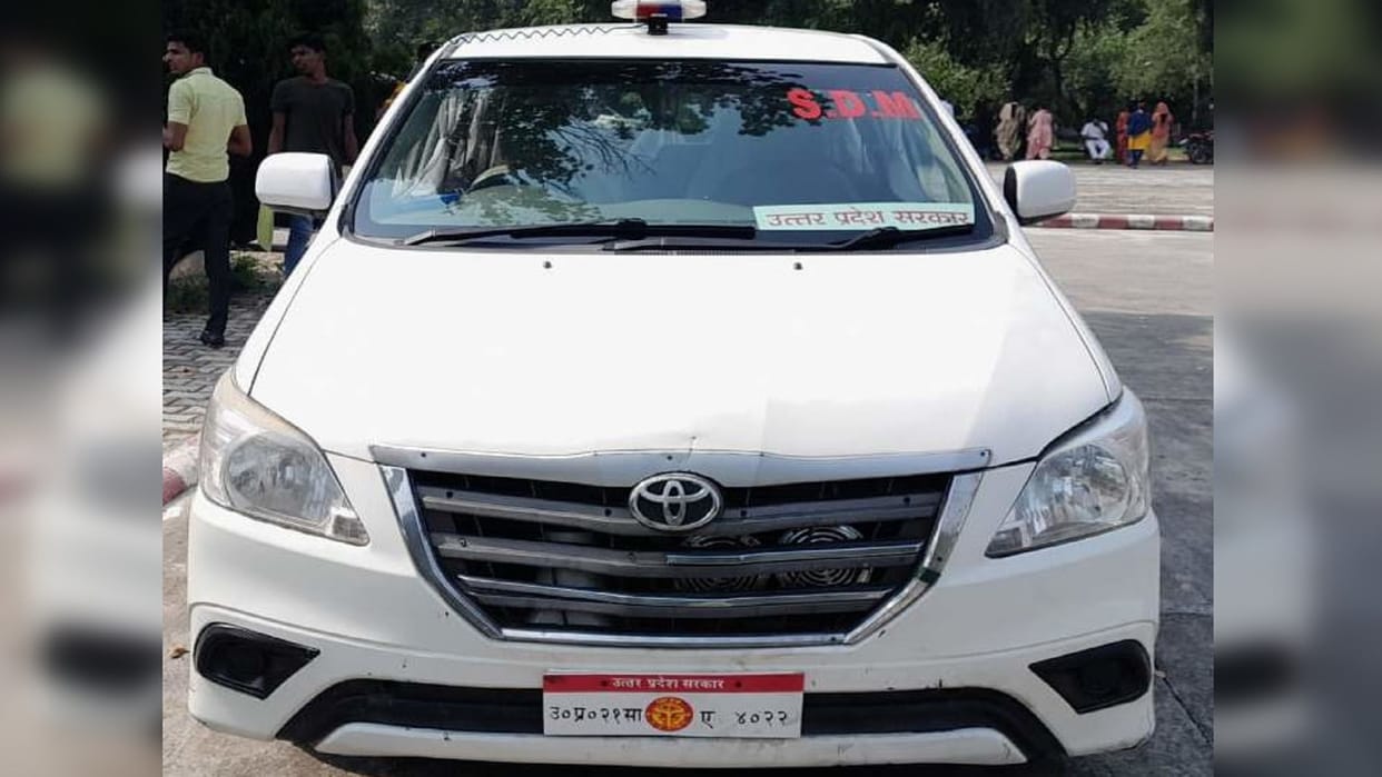 Amroha Deputy Collector used Innova with Baleno number plate driver escaped with car