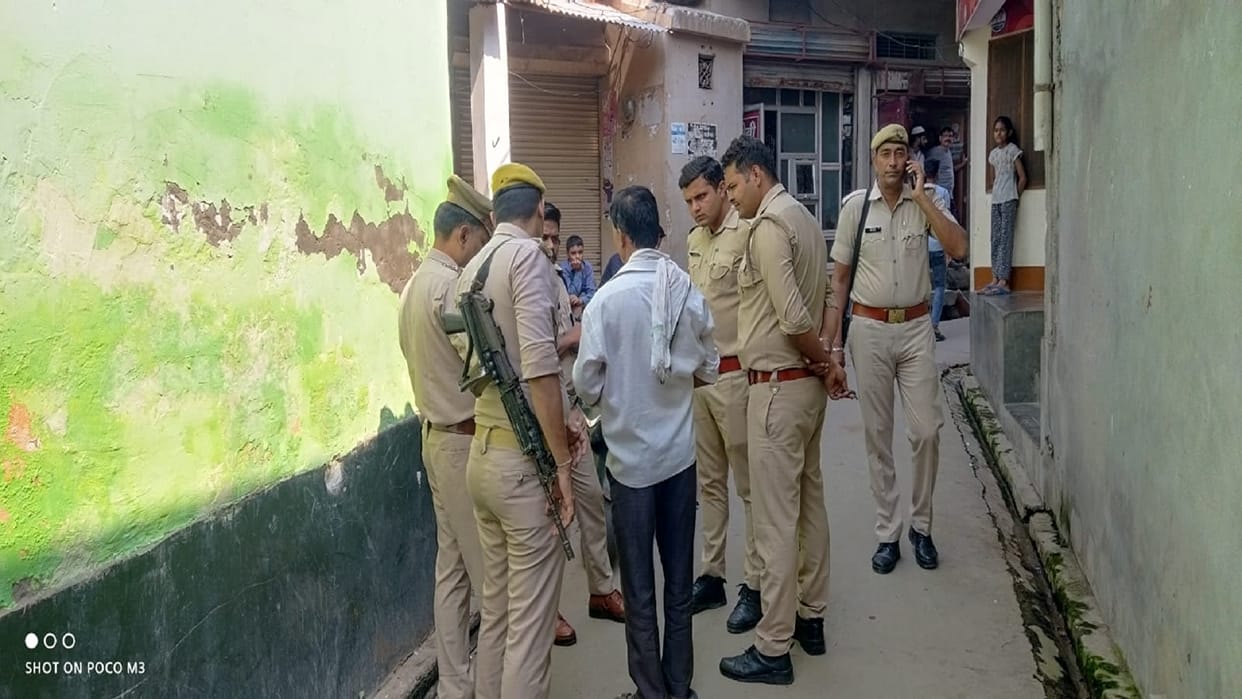 2.57 lakh looted from the servant of a bullion trader in Shikarpur was going to deposit cash in the bank
