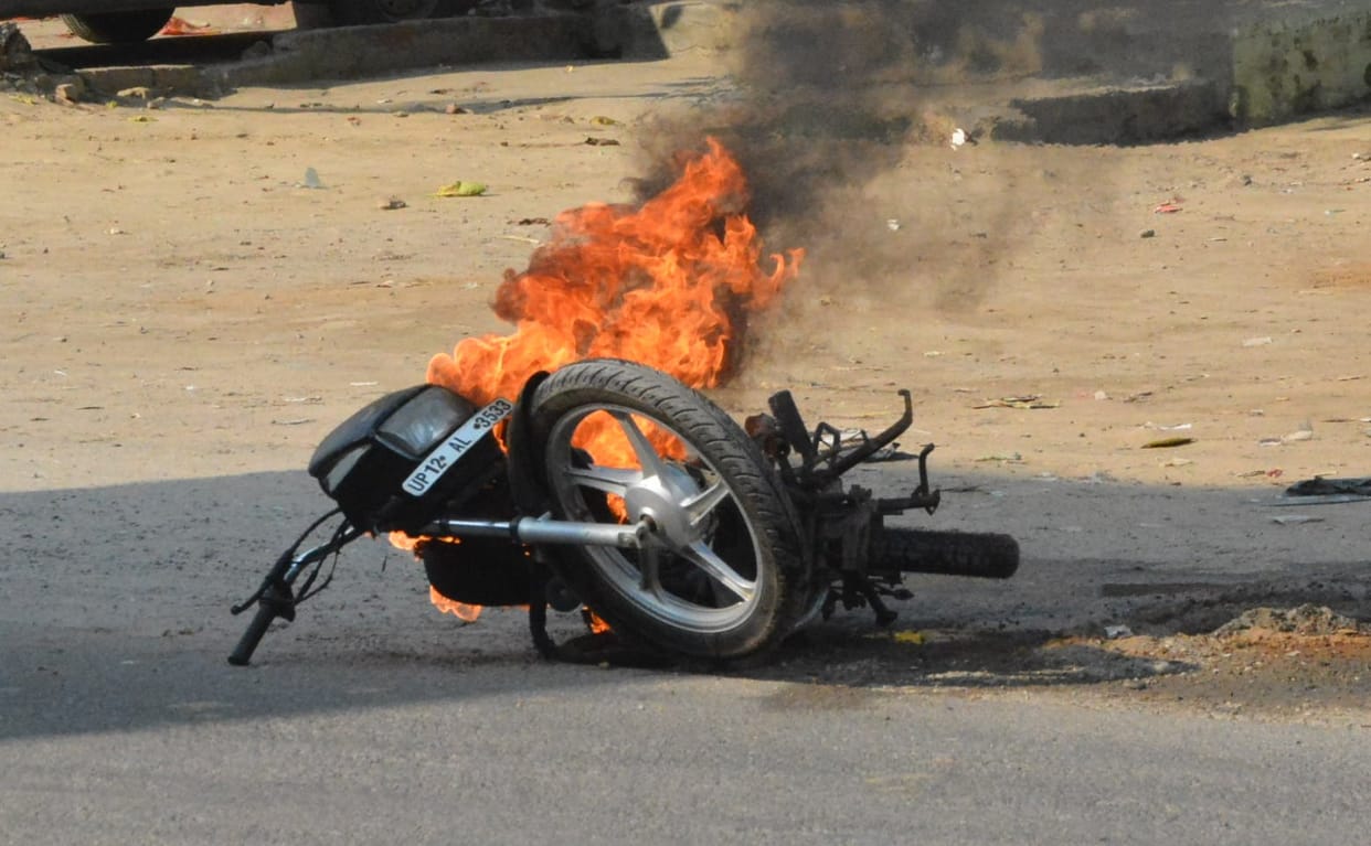 A moving bike caught fire, the driver saved his life by jumping