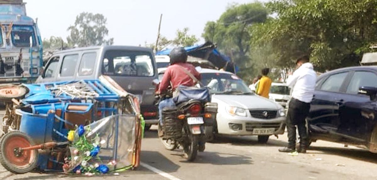 E-rickshaw went out of control and overturned