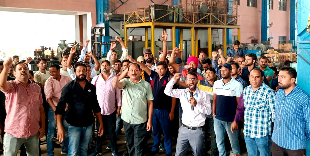 Railway employees demonstrated by stopping work