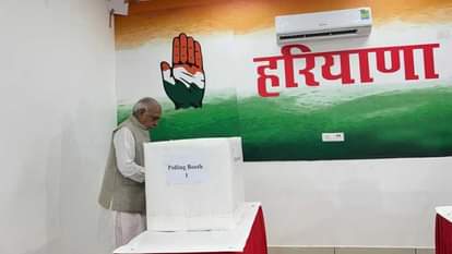 मतदान करते भूपेंद्र सिंह हुड्डा।