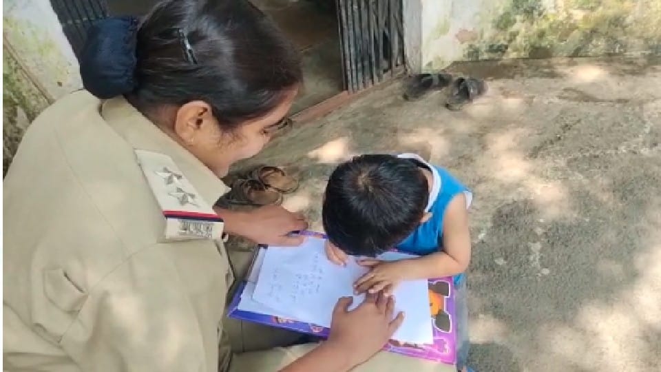 A three year old child reached the police station to write the report of the mother