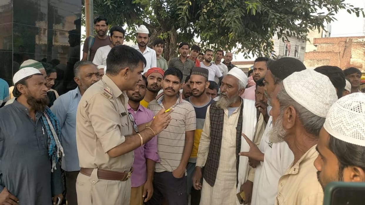 Shamli: Bike rider dies due to collision with ambulance, police accused of misbehavior