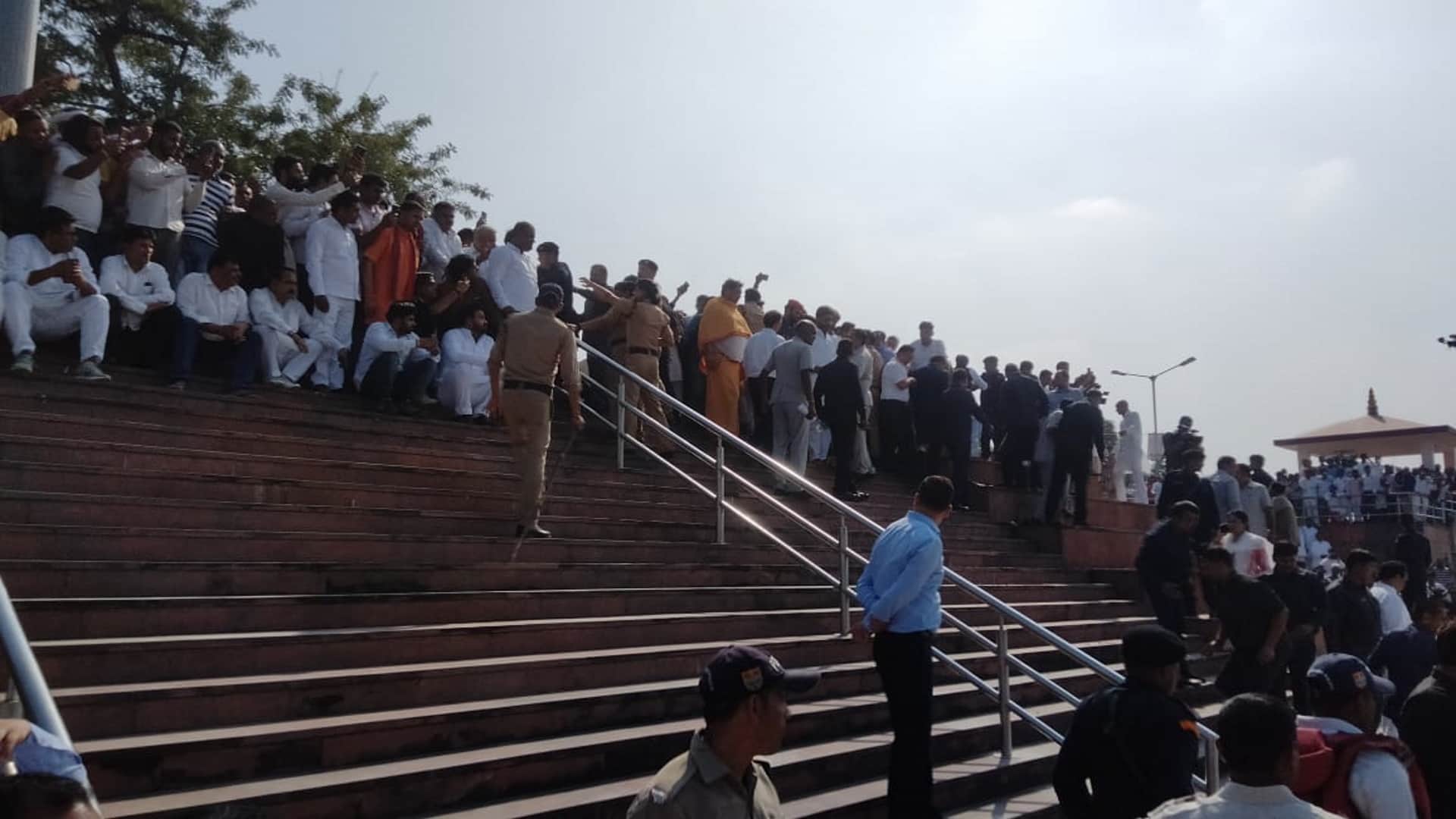 Mulayam Singh yadav ashes immersed at Har ki Paidi Akhilesh Yadav family Haridwar Uttarakhand news in hindi