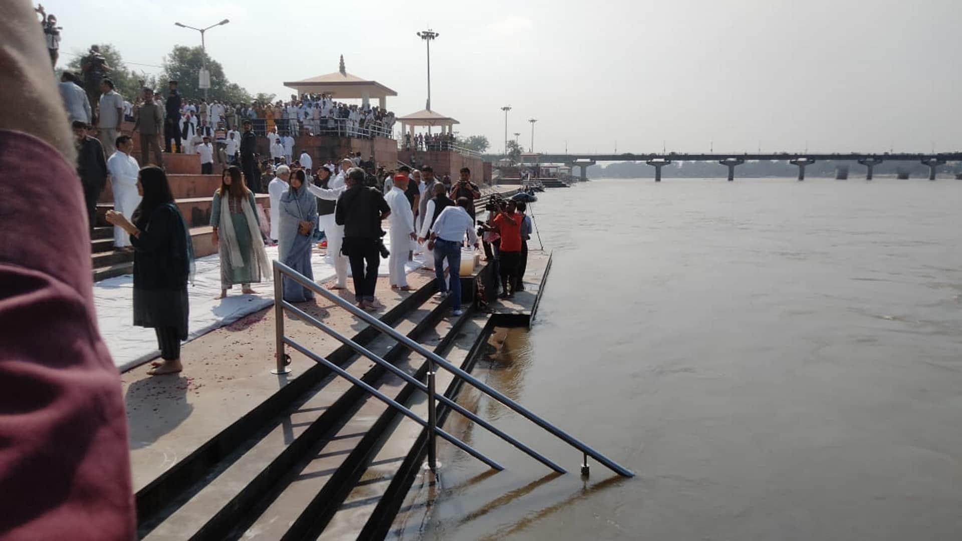 Mulayam Singh yadav ashes immersed at Har ki Paidi Akhilesh Yadav family Haridwar Uttarakhand news in hindi