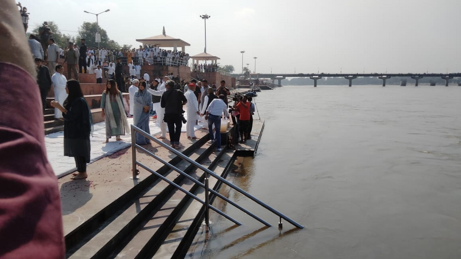 Mulayam Singh yadav ashes immersed at Har ki Paidi Akhilesh Yadav family Haridwar Uttarakhand news in hindi