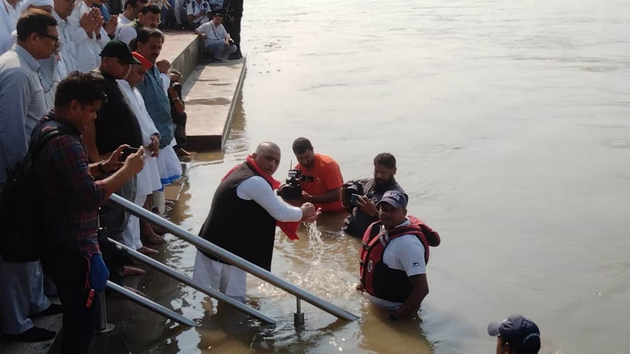 Mulayam Singh yadav ashes immersed at Har ki Paidi Akhilesh Yadav family Haridwar Uttarakhand news in hindi